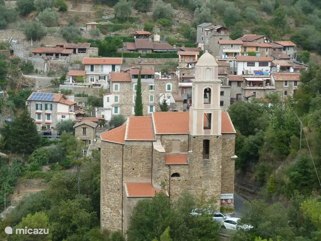 San Lorenzo Kirche mit im Hintergrund der Borgo von Verrandi.