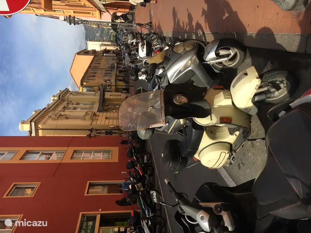 Viele Roller in der Straßenszene von Ventimiglia.