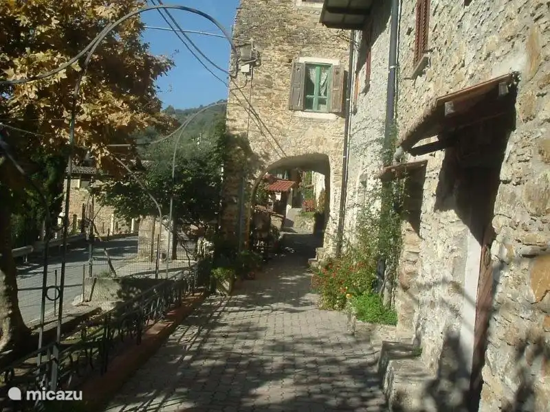 Dorfplatz mit Jeu de Boules Gericht.