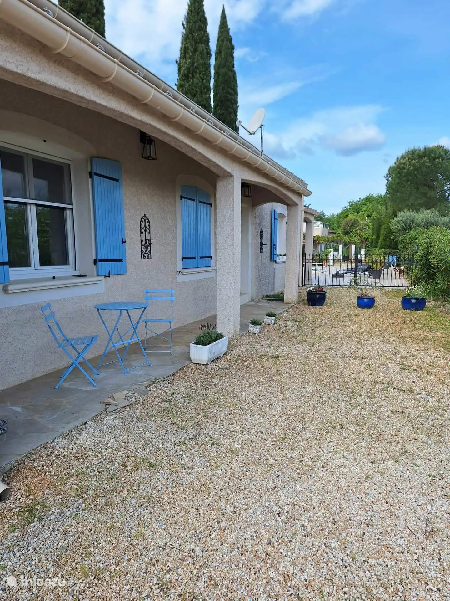 Fensterläden, die 2025 bemalt wurden