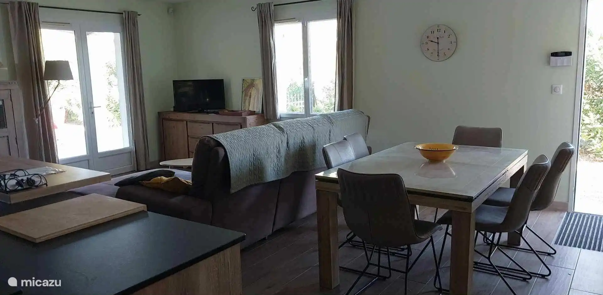 Offenes Wohnzimmer ansprechend dekoriert