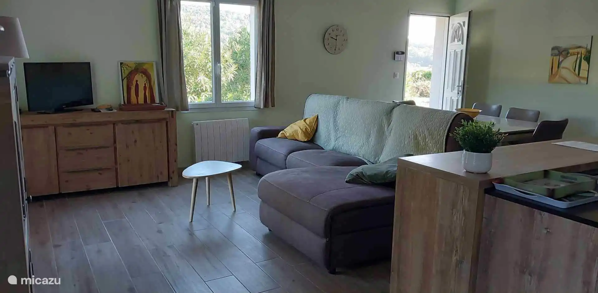 Gemütliches Sofa mit Smart-TV