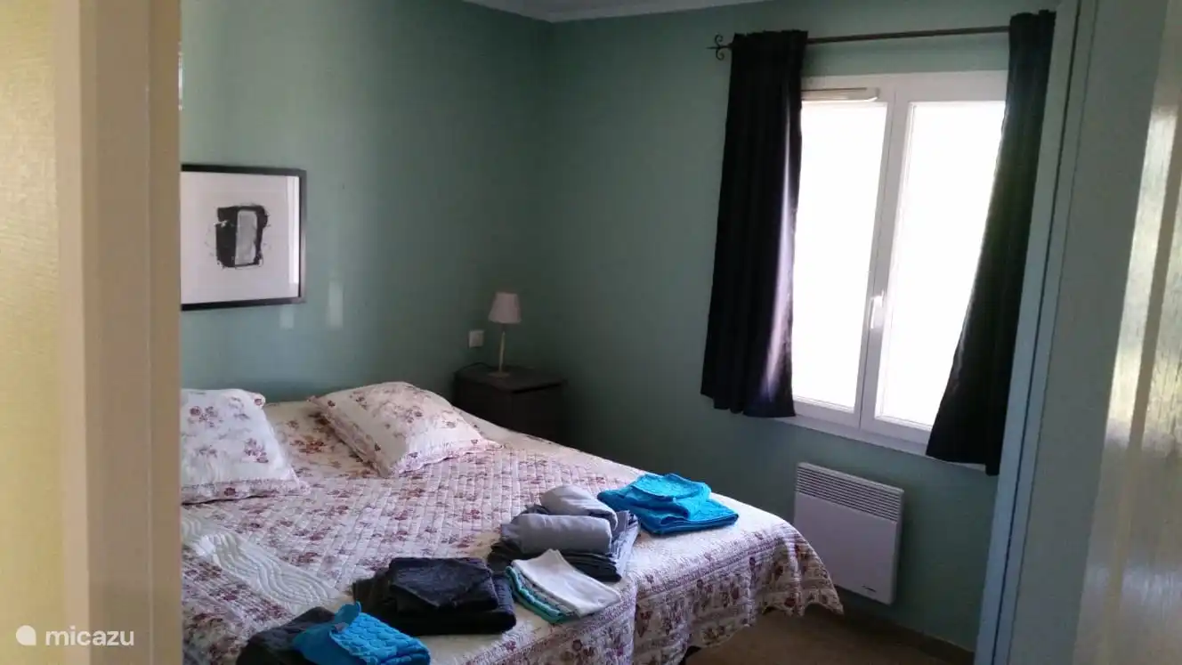 Schlafzimmer 1 mit Doppelbett (180 x 200) mit Schrank und Schiebetüren mit Spiegel

Bei der Ankunft liegt das Bett und die Badewäsche bereit auf dem Bett