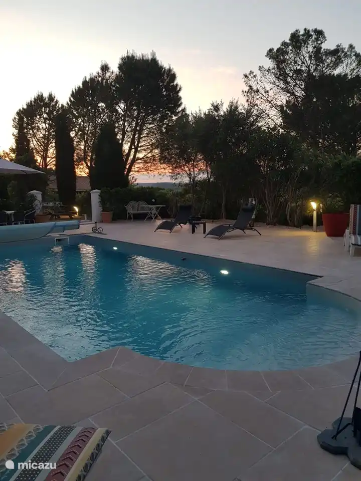 Schwimmbecken bei Sonnenuntergang