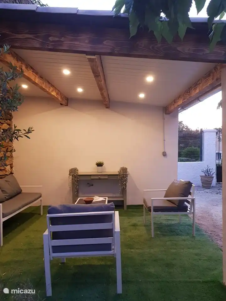 Überdachter Sitzbereich mit Licht am Petanque