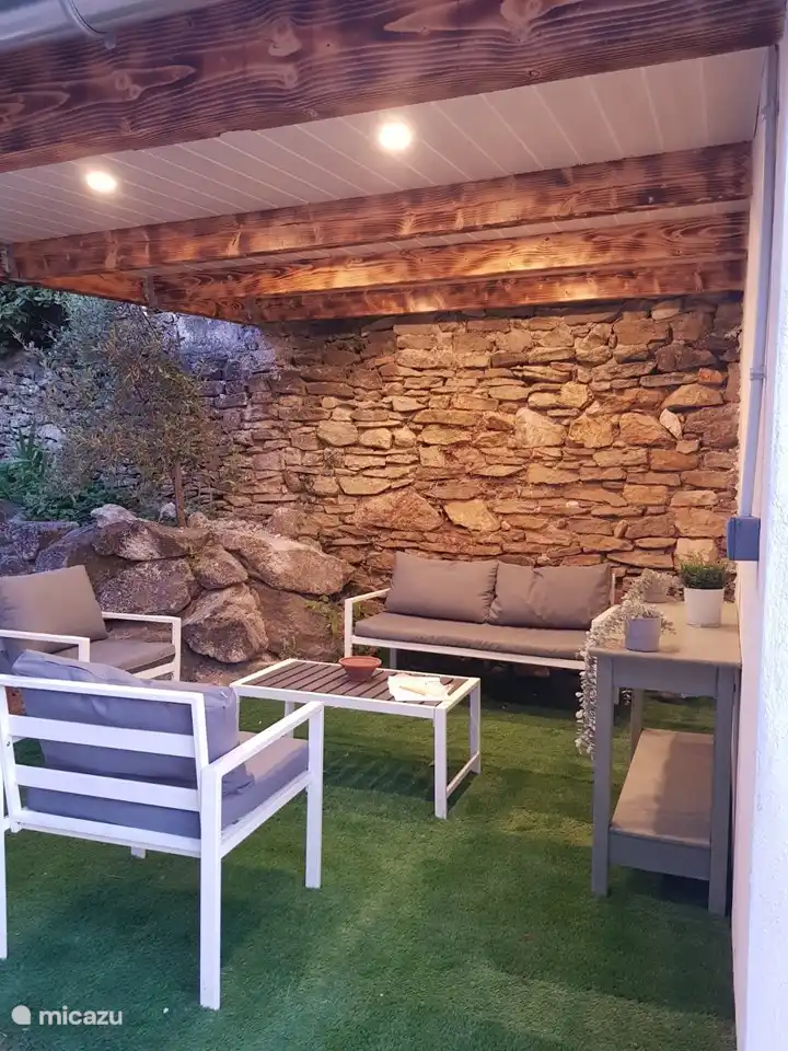 schöne Sitzecke im Hinterhof beim Petanque