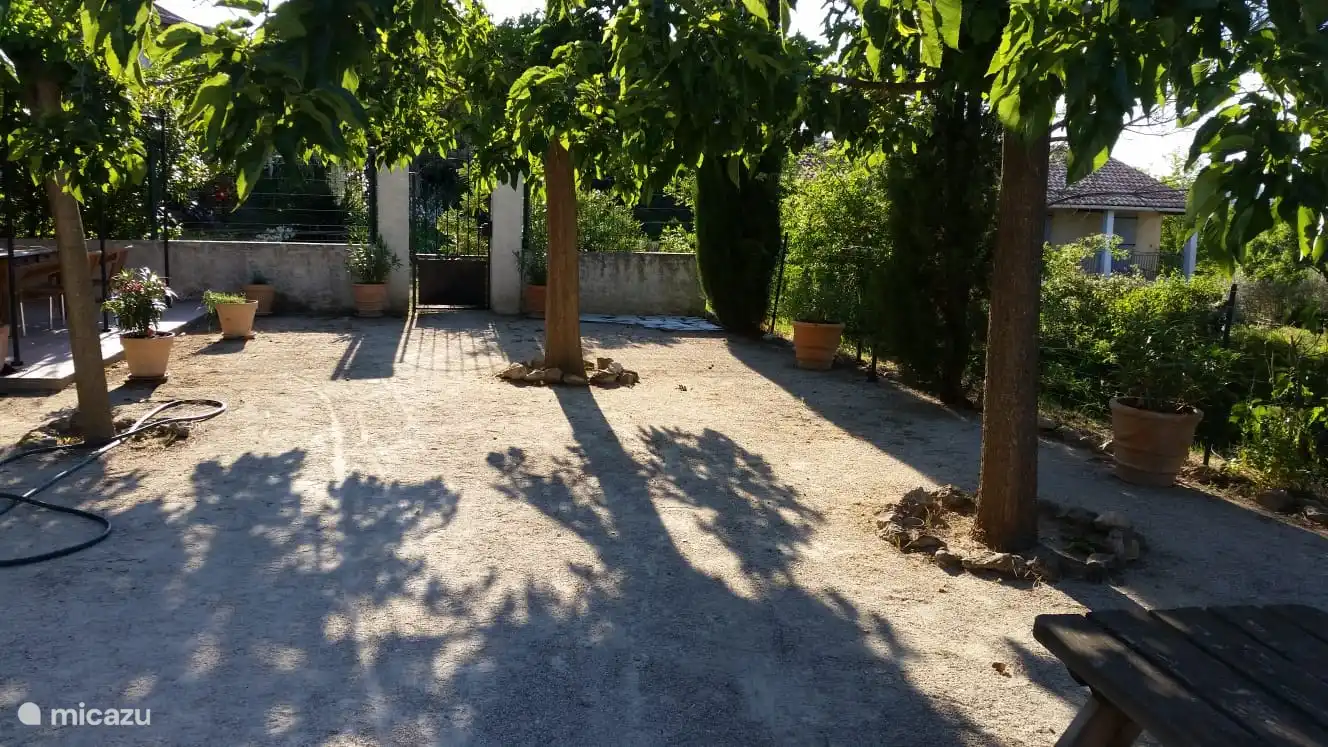 Schattiger Hinterhof mit Petanque-Platz