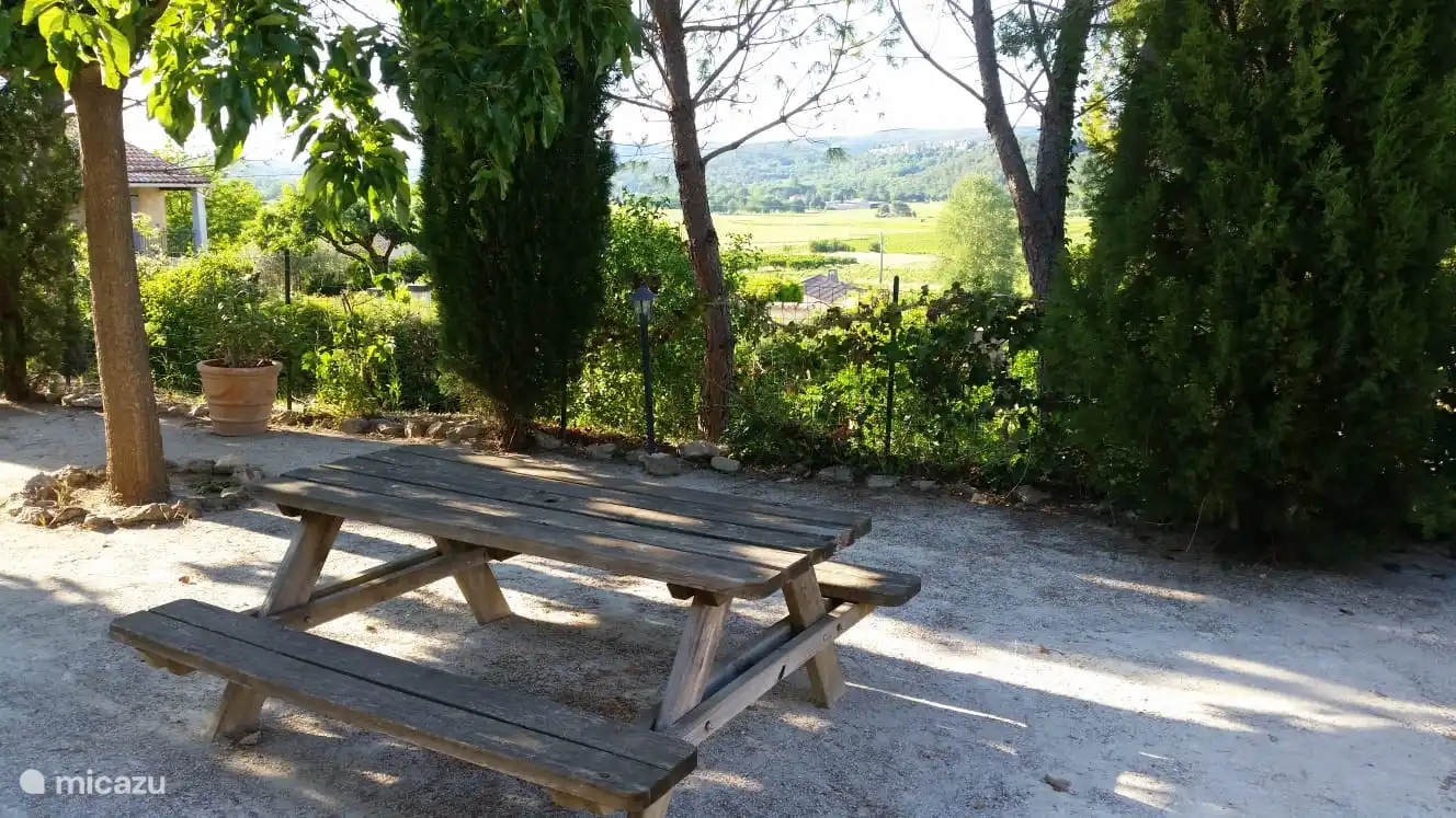 Picknicktisch mit Blick auf Cornillon und die uns umgebenden Weinberge