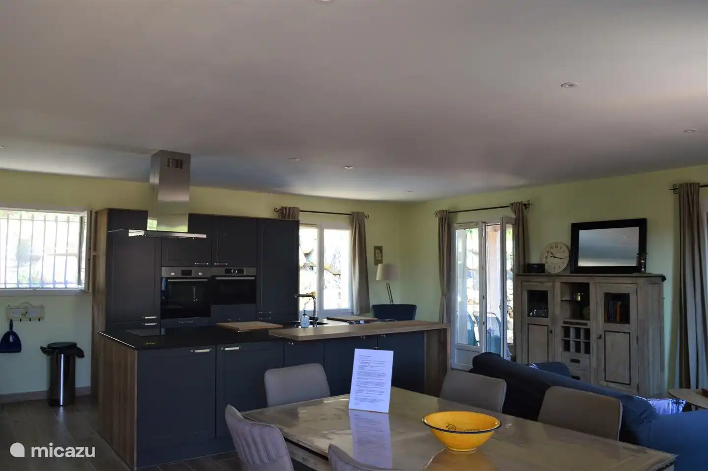 Beim Betreten sieht man sofort das großzügige, offene Wohnzimmer mit Küche