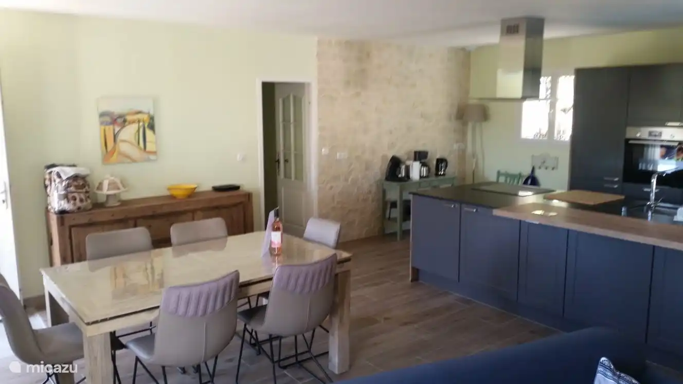 Wohnzimmer mit Esstisch für 6 Personen