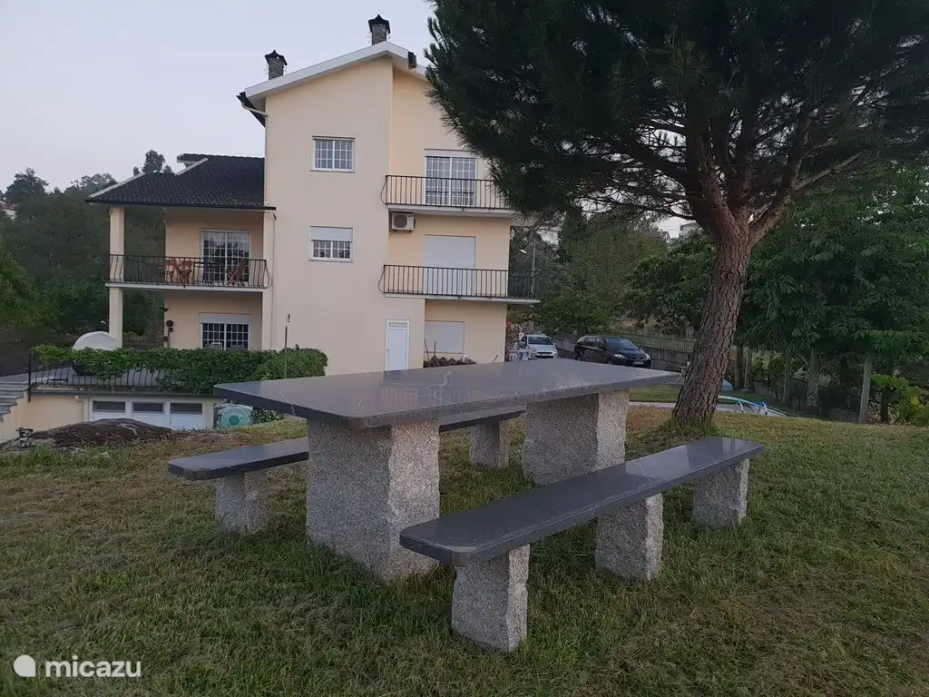 Haus hinter dem Hügel