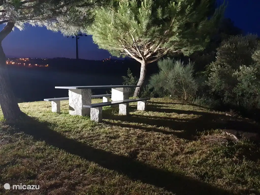 Hügel bei Nacht mit Blick auf Mangualde