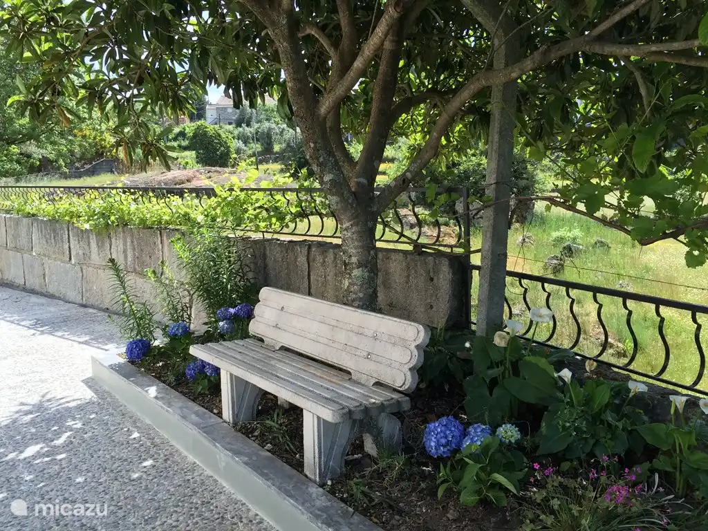 Bank an der Einfahrt