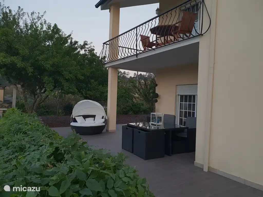 Terrasse im Erdgeschoss und Balkon im 1. Stock
