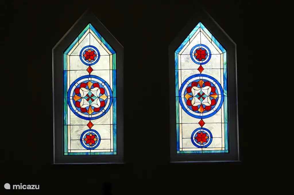 Glasfenster prägen den typischen Charakter des Hauses