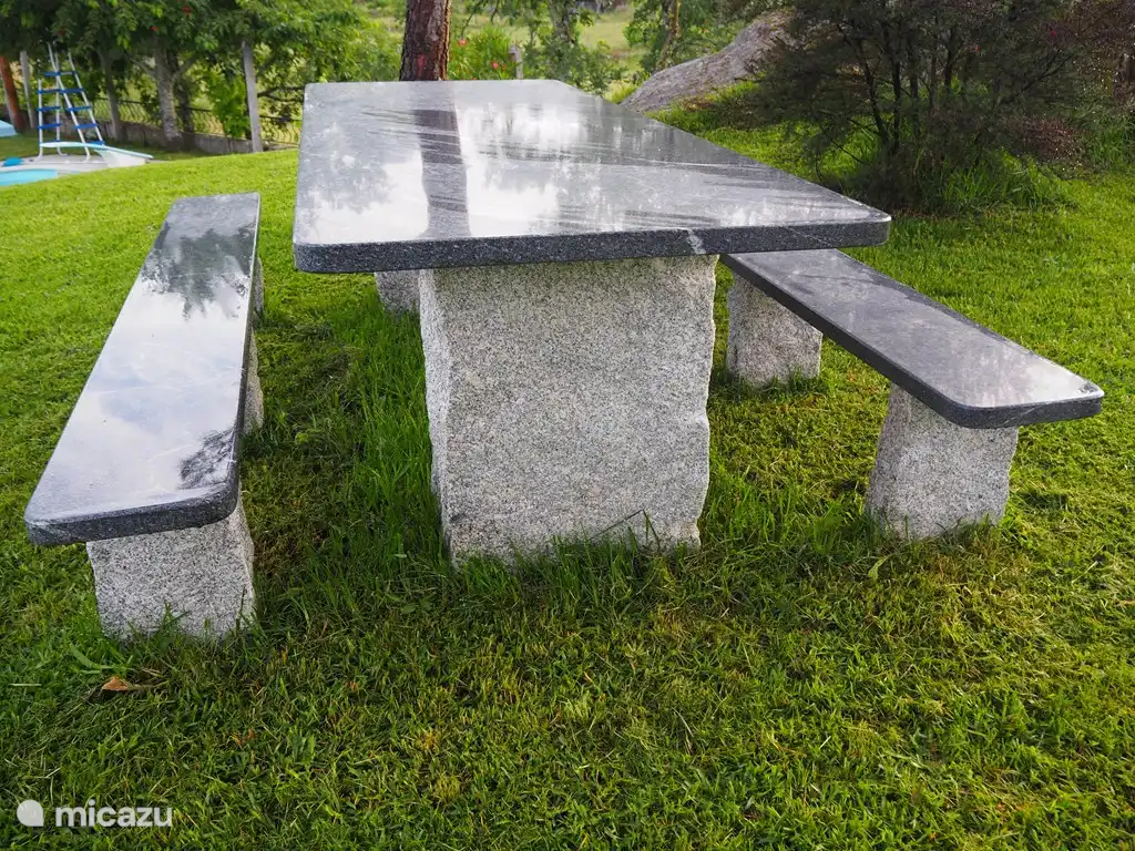 Tisch auf dem Hügel