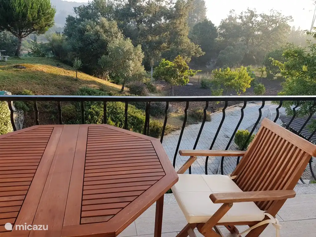 Balkon an der Küche mit Blick auf das dahinter liegende Gelände