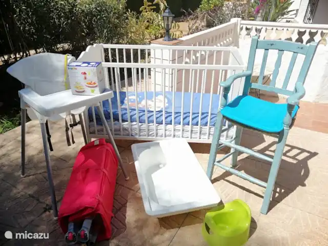 Casa Prudentia... Paradis! | Espagne, Costa Blanca, Calpe - villa Chaise bébé, chaise haute, lit bébé, baignoire bébé, pot et lit/parc extérieur. Il manque le matelas à langer sur la photo