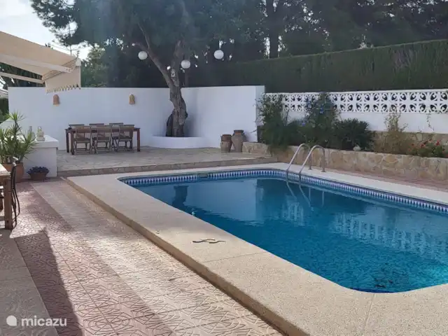 Casa Prudentia... Paradis! | Espagne, Costa Blanca, Calpe - villa Une grande terrasse autour de la piscine avec des zones ensoleillées et ombragées tout au long de la journée
