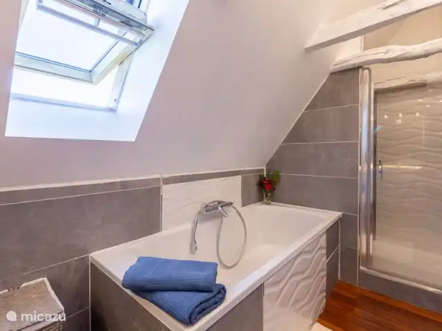 Mon Désir | France, Lot, Anglars-Nozac - manoir / château salle de bains