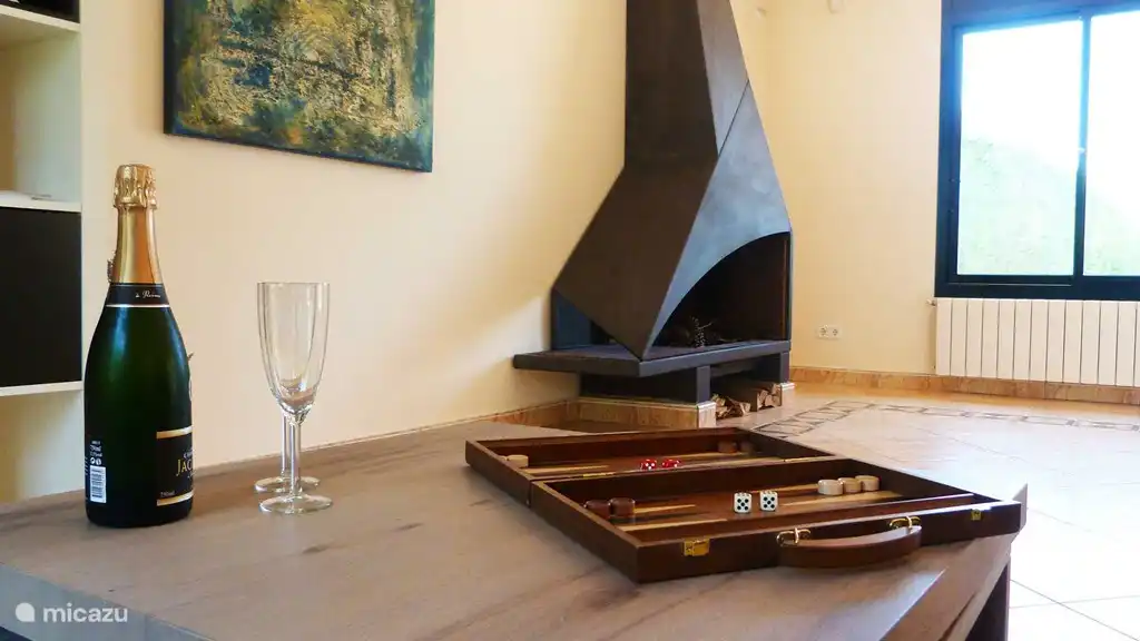 Wohnzimmer mit Kamin