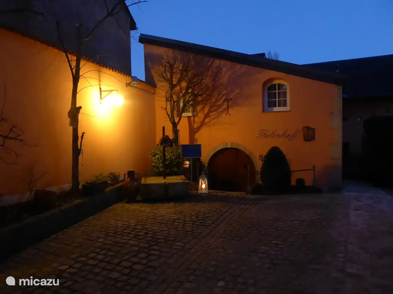 Eingang zur Domaine Thelenhaff „bei Nacht“