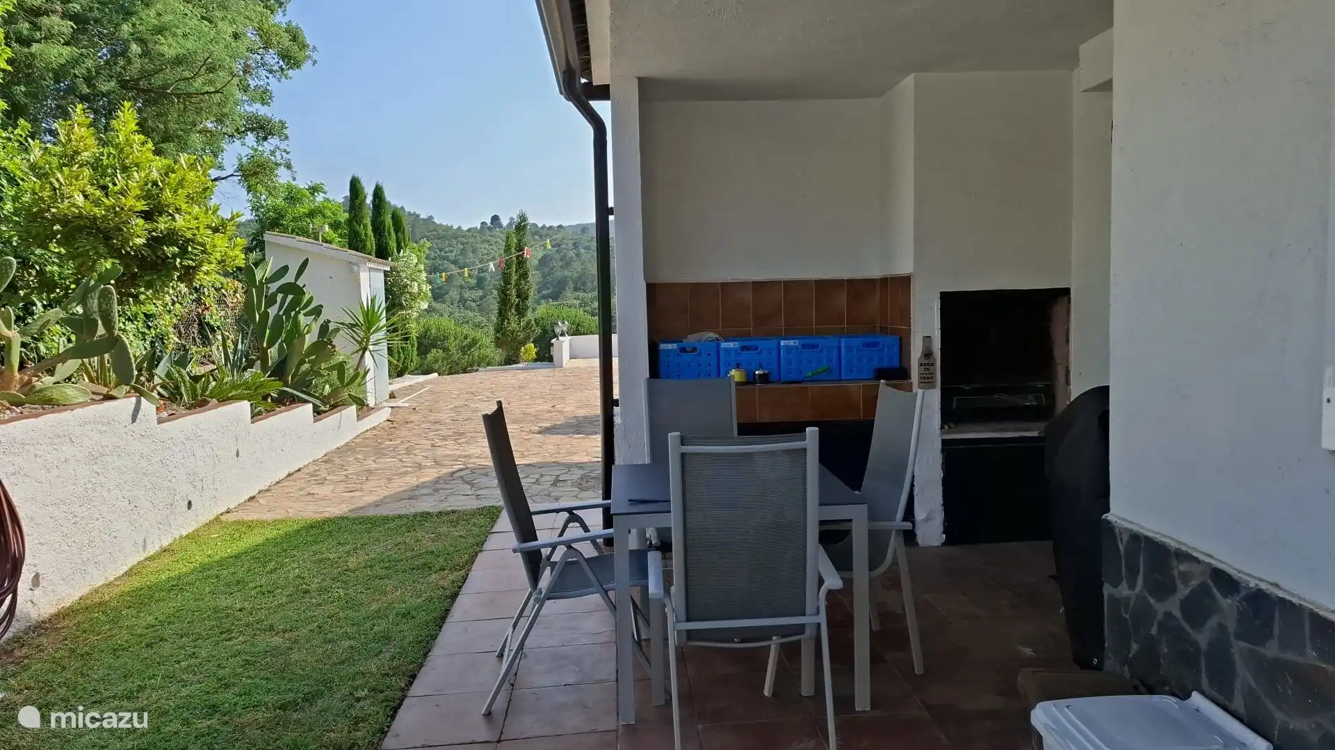 petite terrasse au BBQ fixe