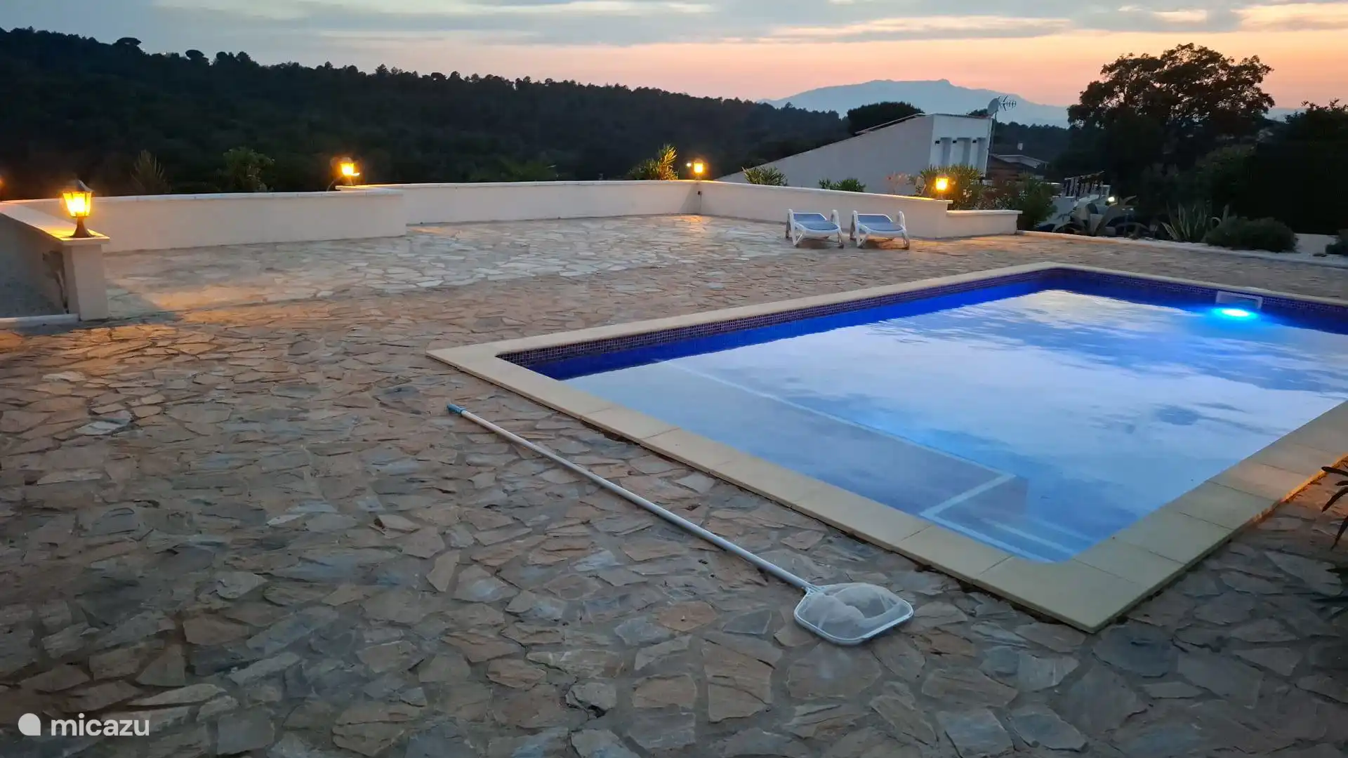 Piscine avec terrasse avec 8 transats 