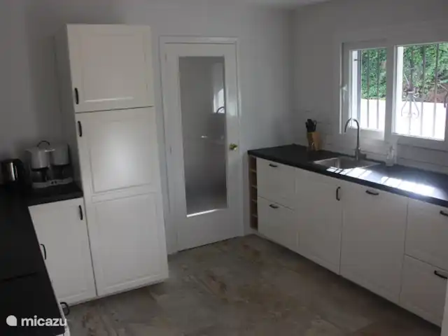 Casa Lily | Espagne, Costa Brava, Vidreres - villa La cuisine spacieuse et moderne avec lave-vaisselle, 2 réfrigérateurs/congélateurs, plaques à induction, four et micro-ondes