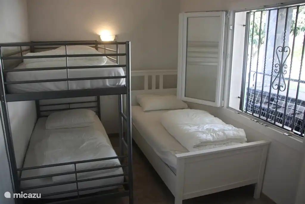 Chambre au rez-de-chaussée avec 3 couchages et placard intégré