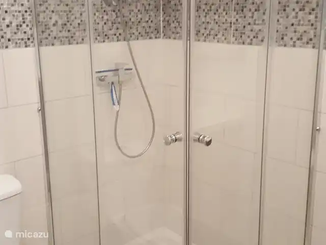 Casa Lily | Espagne, Costa Brava, Vidreres - villa La salle de bain du bas avec douche, WC et lavabo.