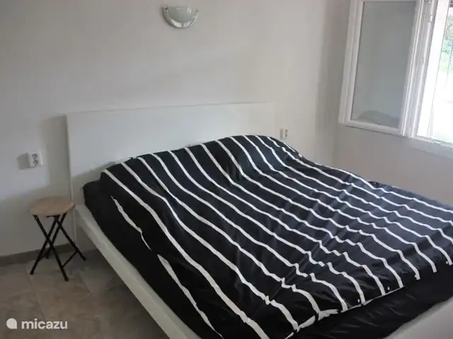 Casa Lily | Espagne, Costa Brava, Vidreres - villa La chambre du bas à l'arrière avec lit double et grande armoire intégrée.