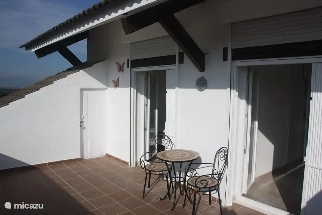 Balcon avec sièges.