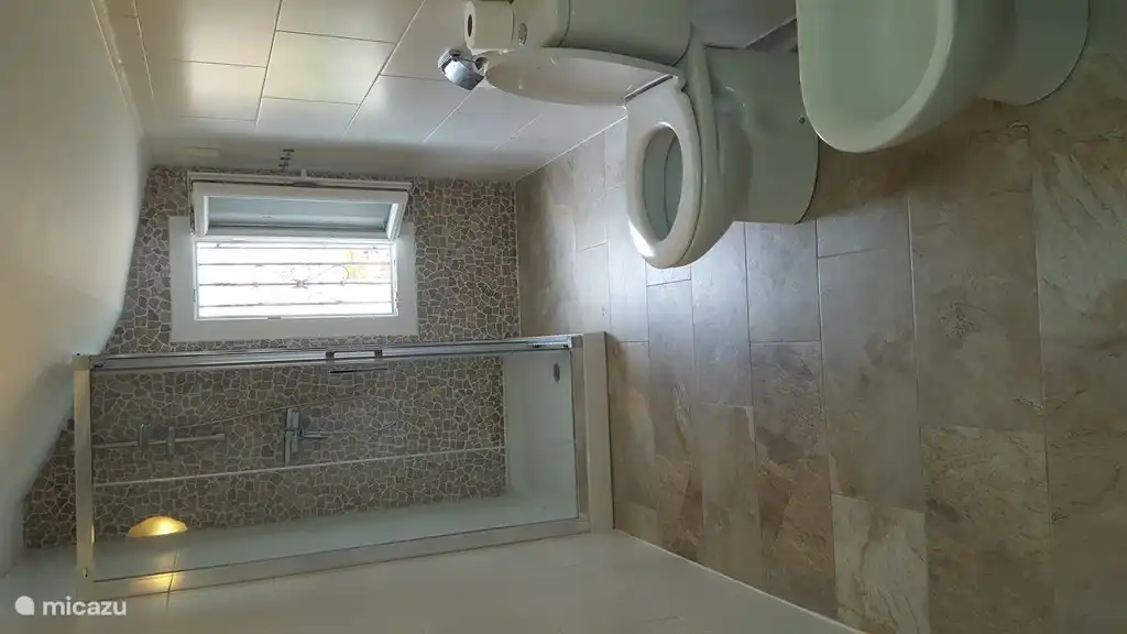Grande salle de bain à l’étage avec toilettes, bidet et double vasque.