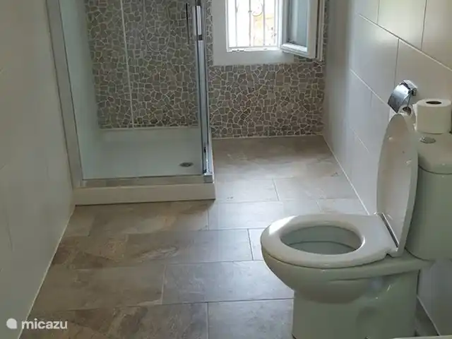 Casa Lily | Espagne, Costa Brava, Vidreres - villa Grande salle de bain à l’étage avec toilettes, bidet et double vasque.