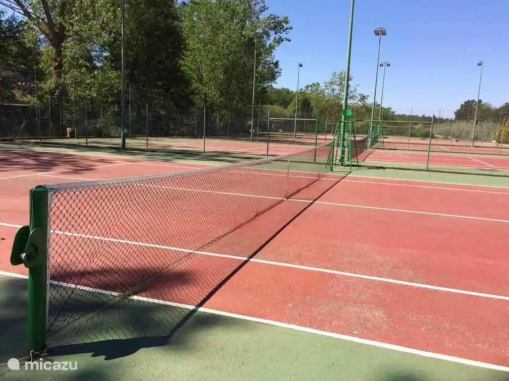 3 courts de tennis à l’urbanisation, gratuits pour les locataires