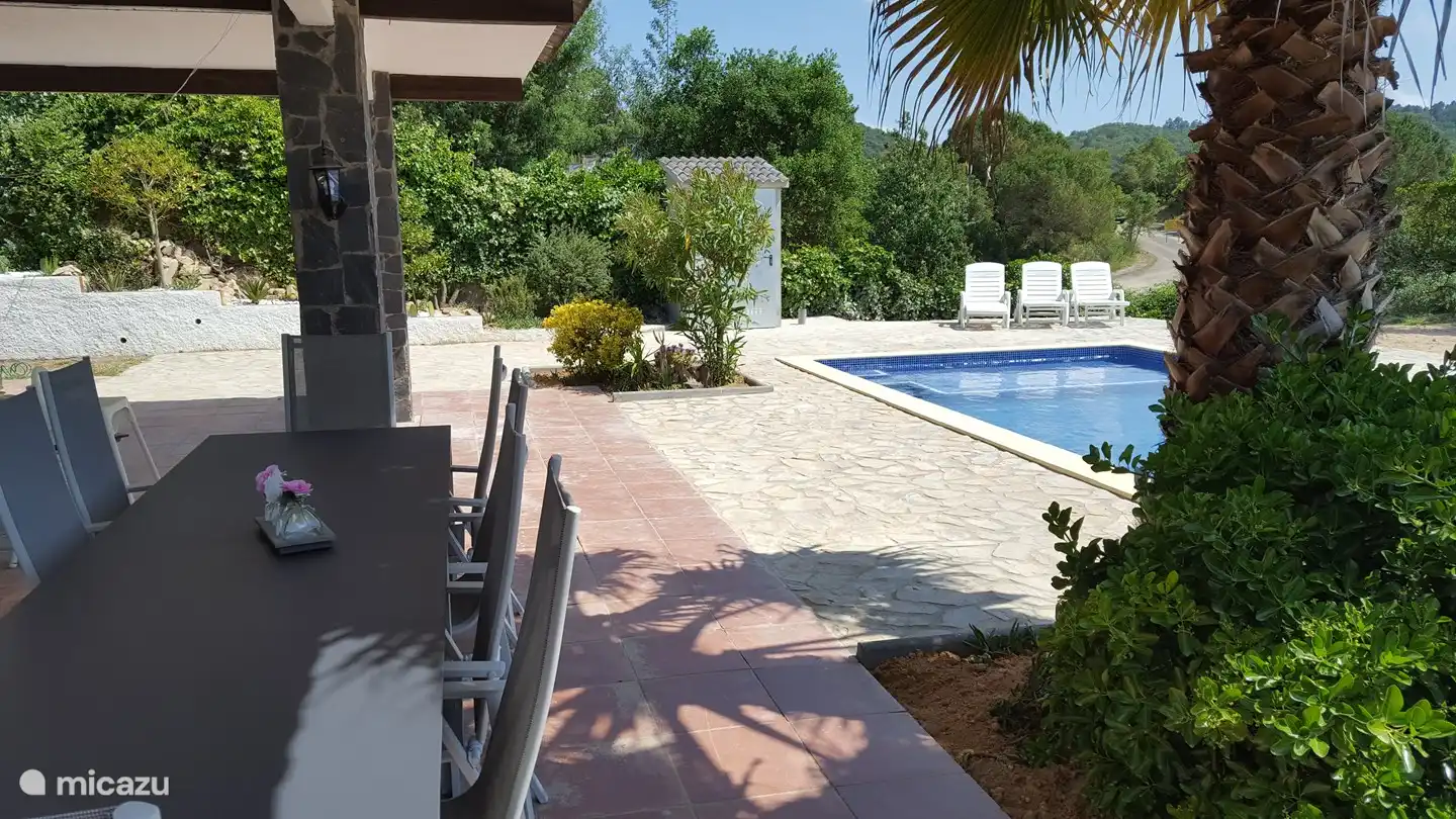 Au soleil ou à l'ombre sur la spacieuse terrasse