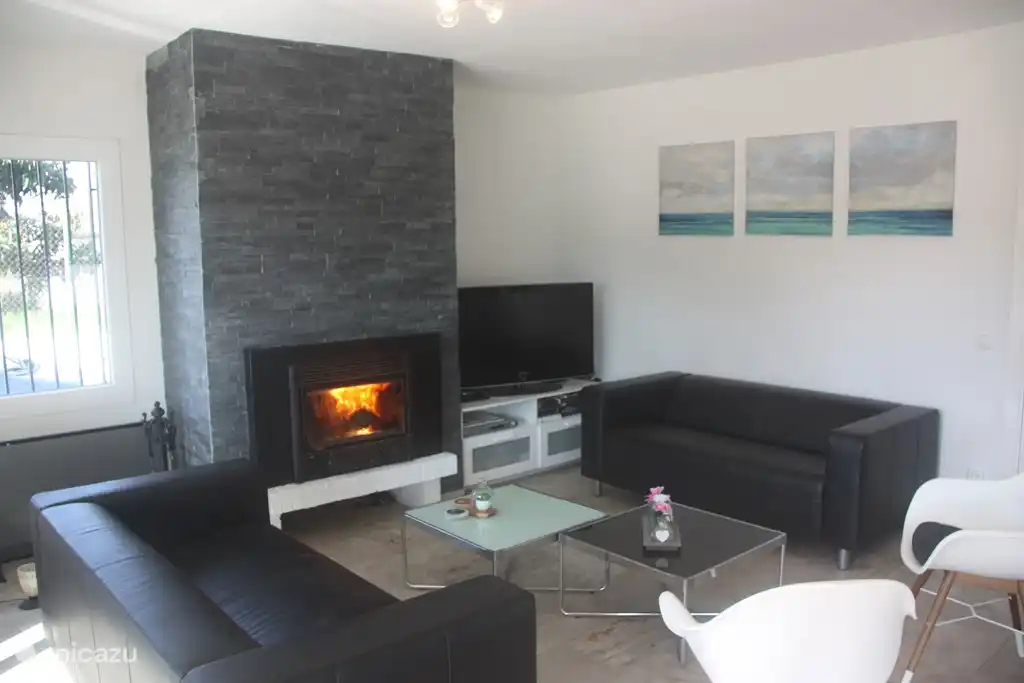 Le grand salon avec un poêle à bois confortable.