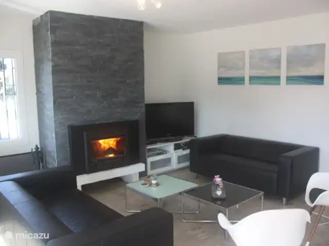 Casa Lily | Espagne, Costa Brava, Vidreres - villa Le grand salon avec un poêle à bois confortable.