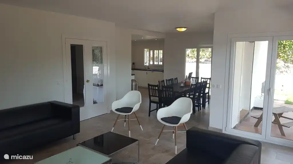 Séjour avec cuisine ouverte