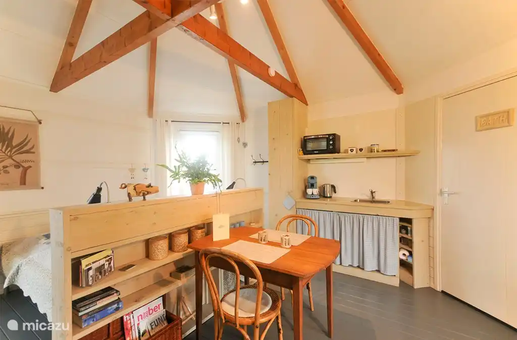 Im achteckigen Zimmer finden Sie ein geräumiges Doppelbett und eine einfache Küchenzeile mit einem Ofen und einem Elektroherd (ein Brenner) und Sie haben einen schönen Blick über die Wiesen.