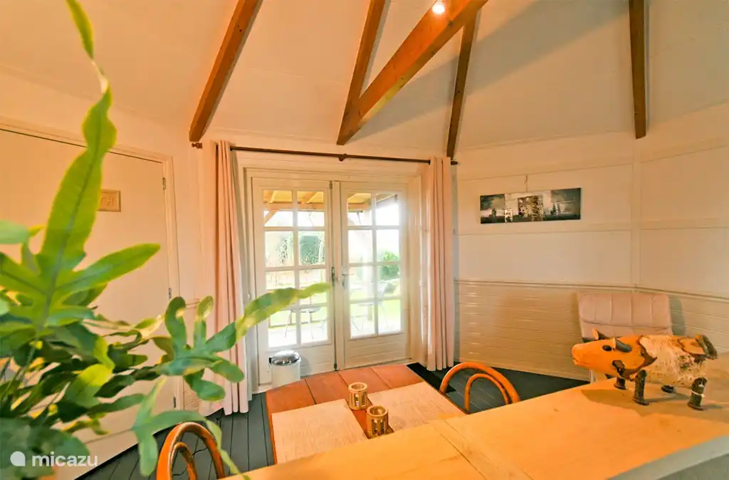 Türen zur überdachten Terrasse öffnen.