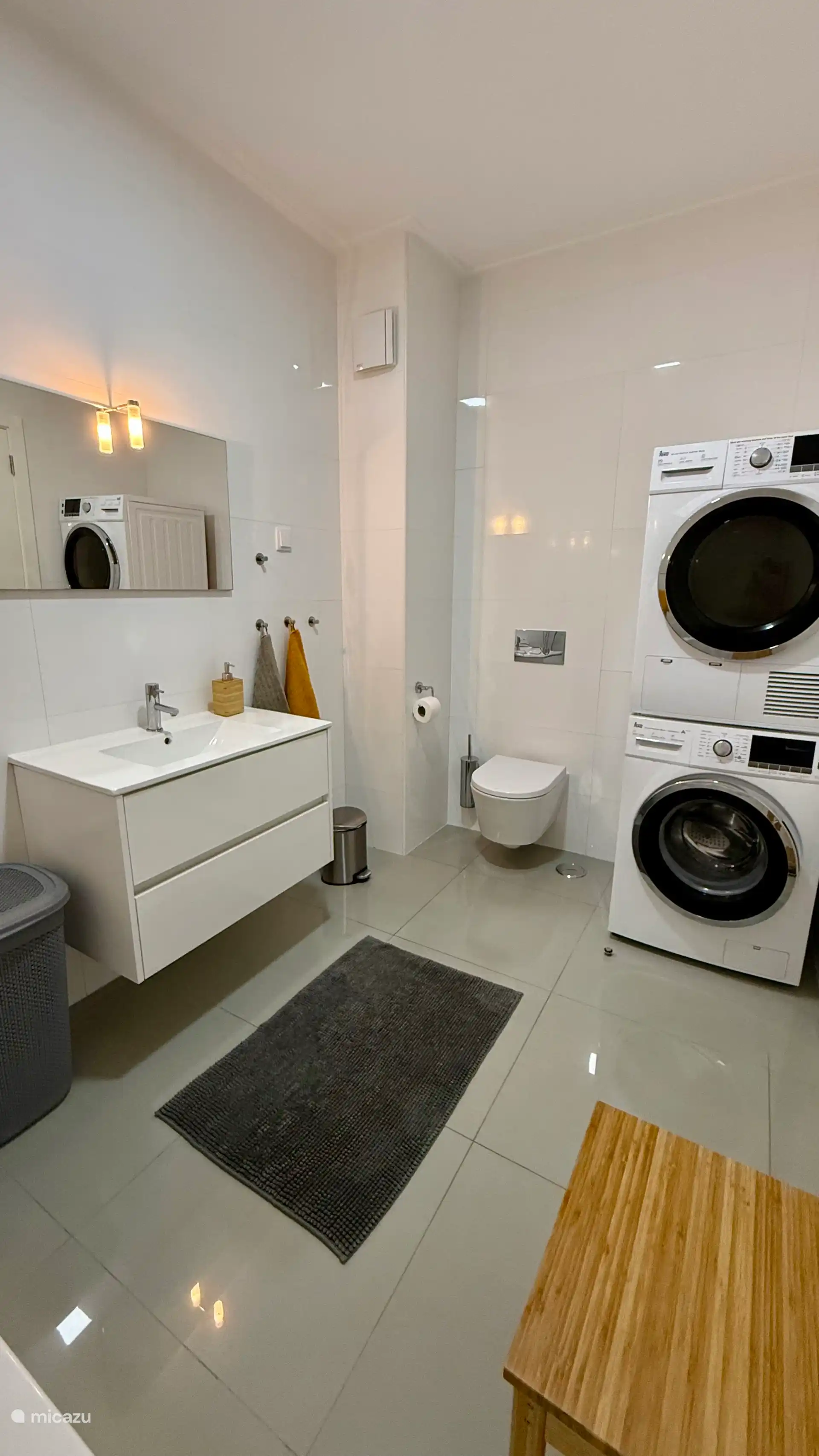 Salle de bain attenante avec machine à laver et sèche-linge. 