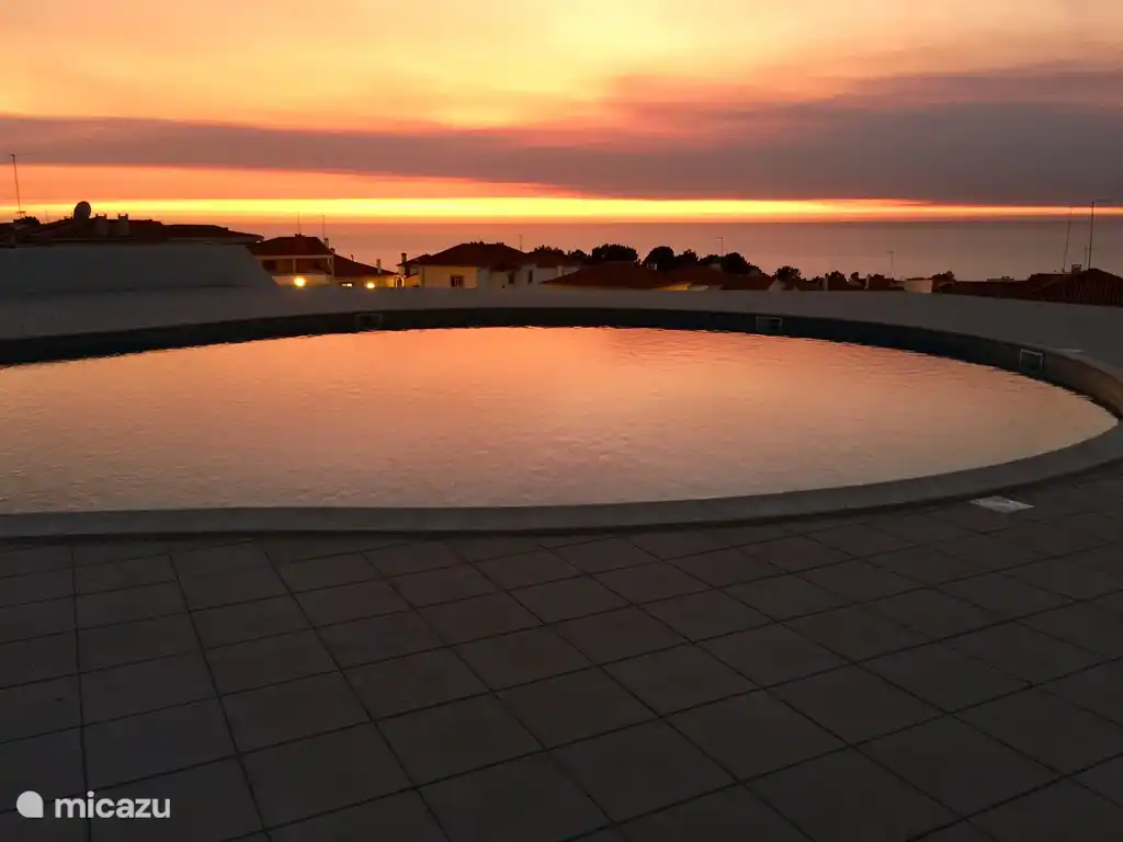 Coucher de soleil au bord de la piscine