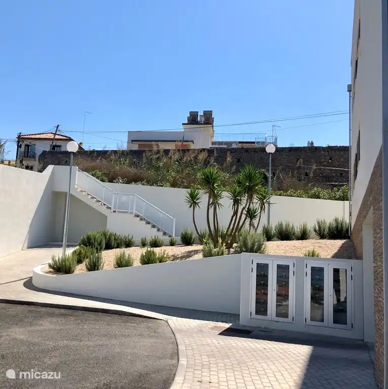 Accès direct de la copropriété au Sitio, vieille ville, commerces et boulangerie