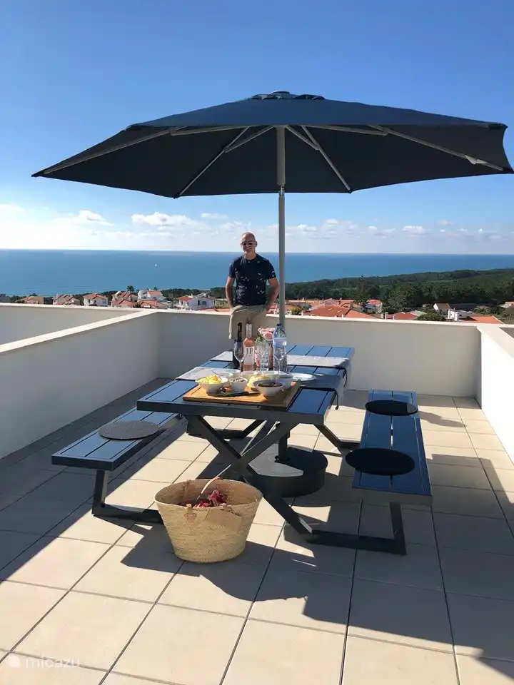 Terrasse privée sur le toit avec table de pique-