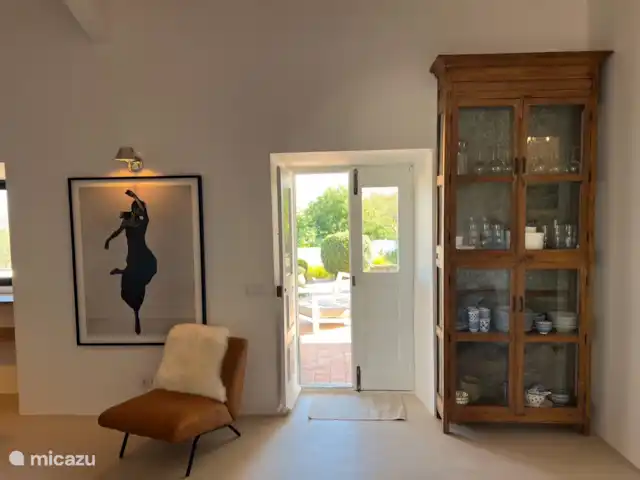 villa en Portugal, Algarve, Loulé – Cazinha Concara Sala de estar y mucho arte en la pared.