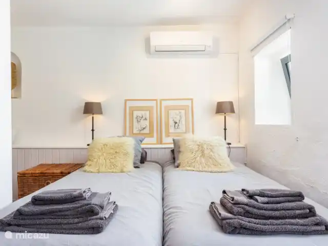 villa en Portugal, Algarve, Loulé – Cazinha Concara Dormitorio en planta baja con acceso a jardín