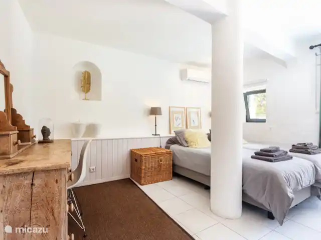 villa en Portugal, Algarve, Loulé – Cazinha Concara Dormitorio en planta baja con acceso a jardín