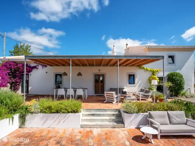 villa en Portugal, Algarve, Loulé – Cazinha Concara Vista de la terraza con juego de salón y mesa de comedor.